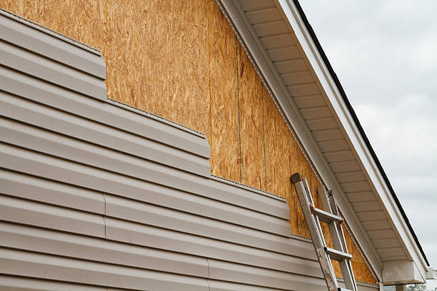 Professional Siding Installation technician working in Oakland, SC